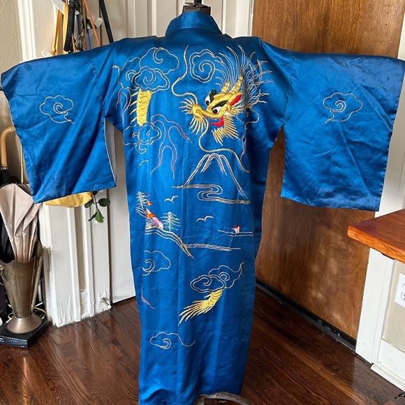 Silk Kimono Embroidered Detail π - Picture 2 of 4